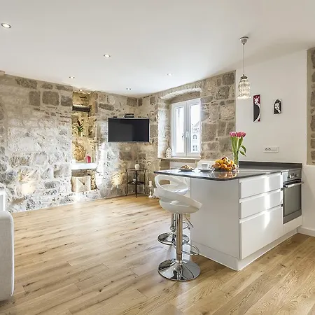 Apartman Lara *