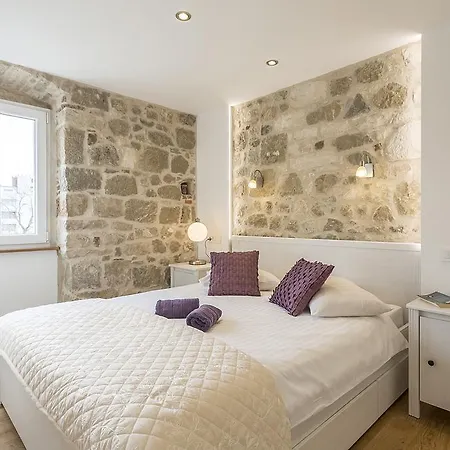 Lara Apartman *